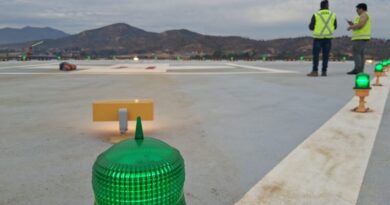 Personal de la DGAC inspeccionando la plataforma del helipuerto del Hospital Provincial Marga Marga.