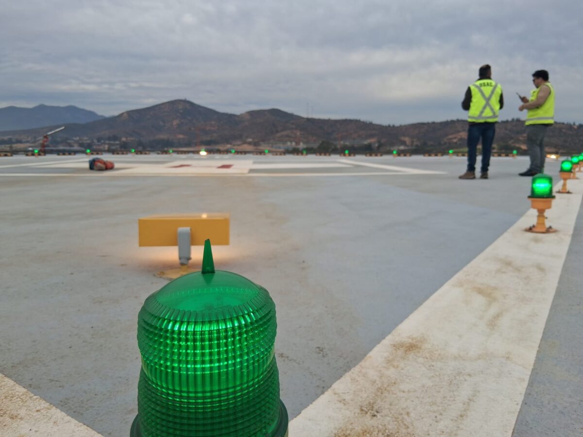 Personal de la DGAC inspeccionando la plataforma del helipuerto del Hospital Provincial Marga Marga.