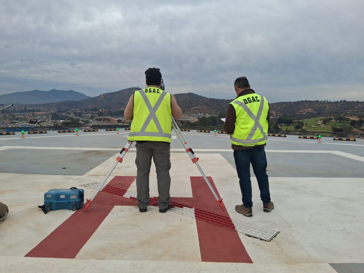 Técnicos realizando mediciones en la superficie del helipuerto.