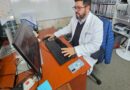 El Dr. Rubén Muñoz Rocha trabajando en su oficina en el Hospital Dr. Eduardo Pereira.