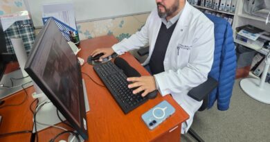 El Dr. Rubén Muñoz Rocha trabajando en su oficina en el Hospital Dr. Eduardo Pereira.