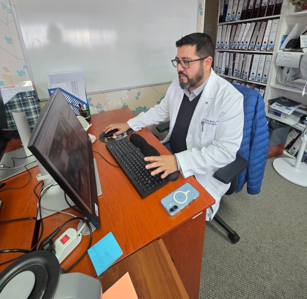 El Dr. Rubén Muñoz Rocha trabajando en su oficina en el Hospital Dr. Eduardo Pereira.