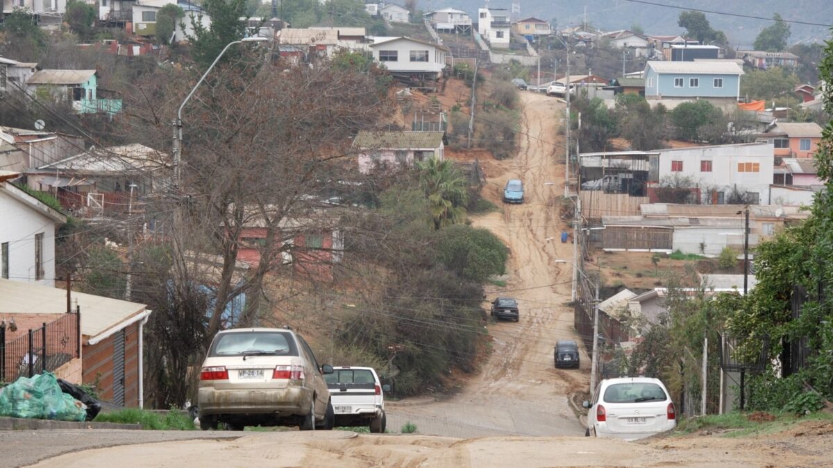 Calle de tierra en el sector Paicaví de Peñablanca que será pavimentada.