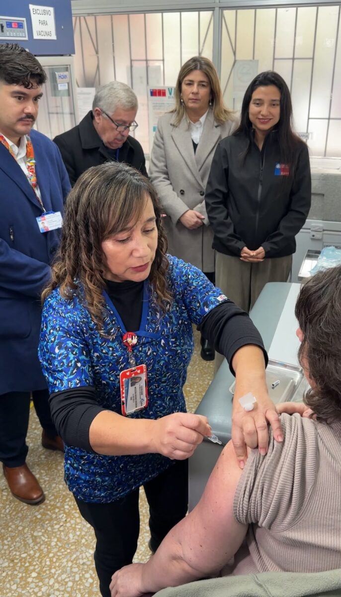 Personal de salud administra la vacuna contra la influenza a una usuaria del centro de salud.