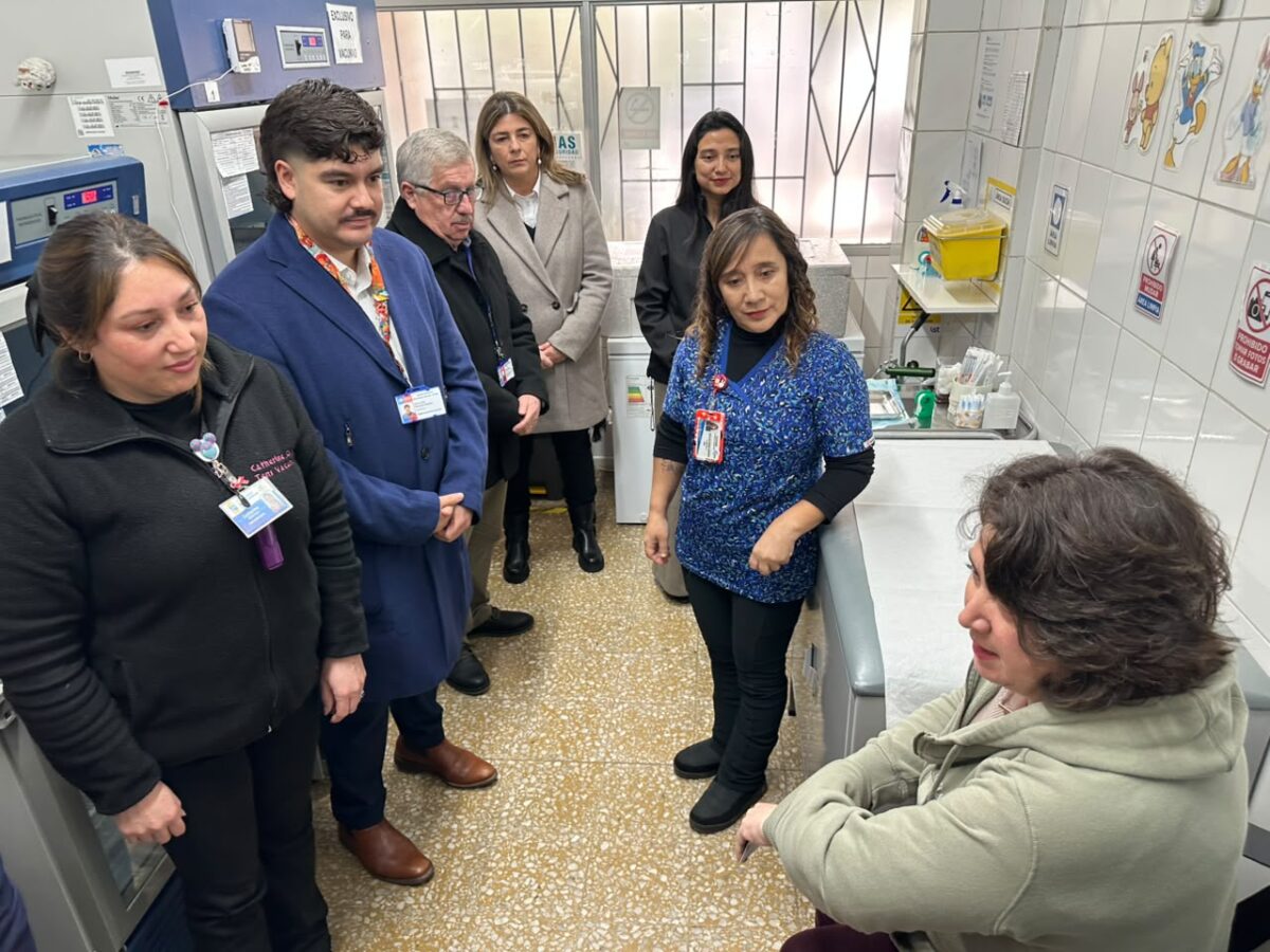 Autoridades de salud conversan con usuarios sobre la importancia de la vacunación.