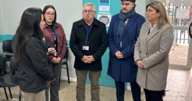 Autoridades de salud supervisan el proceso de vacunación en el Cesfam Carlos Maldonado.