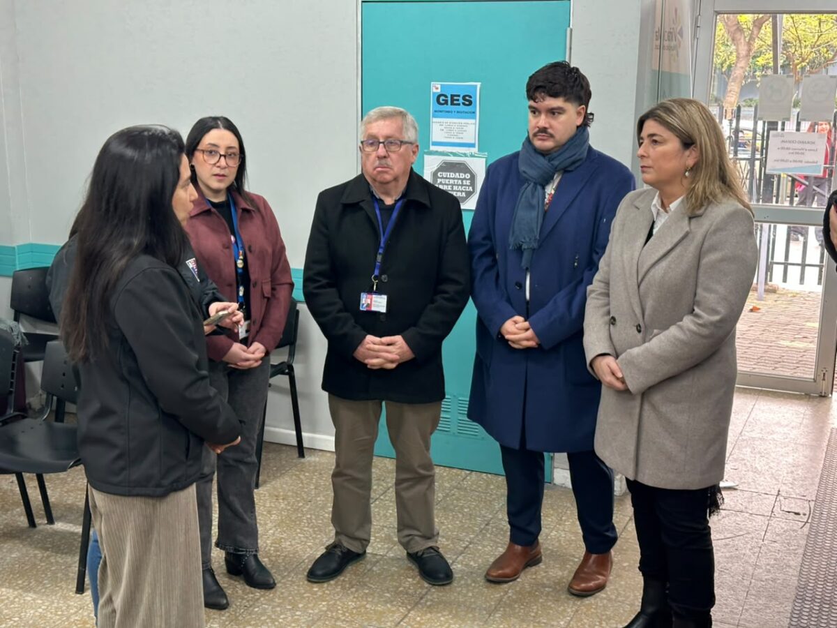 Autoridades de salud supervisan el proceso de vacunación en el Cesfam Carlos Maldonado.