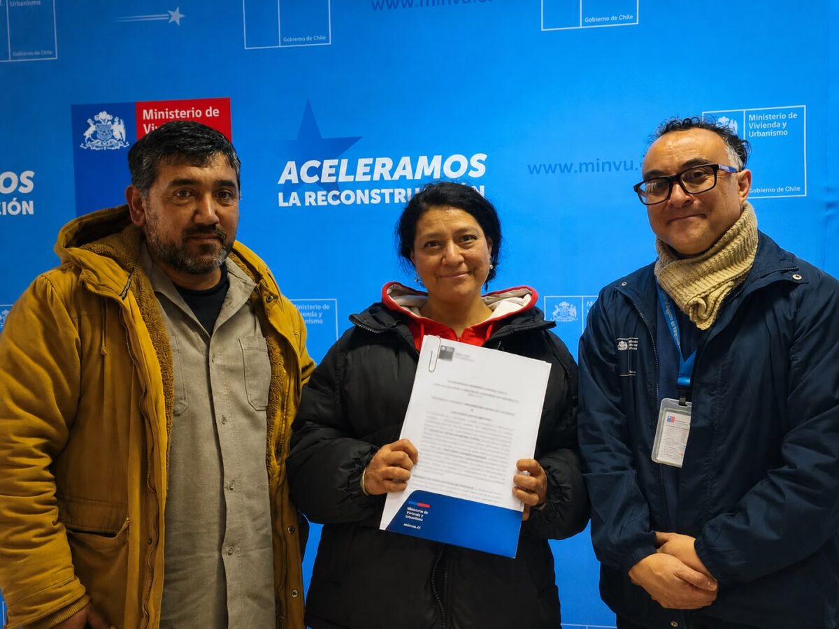 Representantes de las familias beneficiadas tras la firma de sus escrituras.