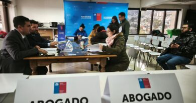 Vecinos y autoridades durante el proceso de firma de escrituras en Viña del Mar.