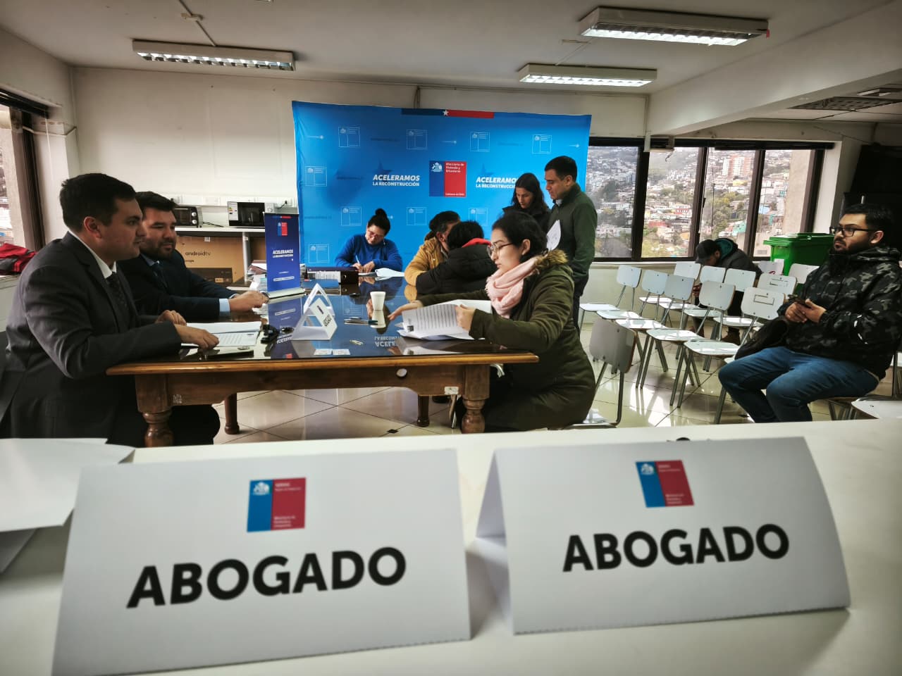 Vecinos y autoridades durante el proceso de firma de escrituras en Viña del Mar.