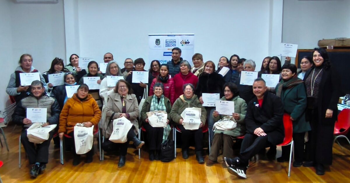Dirigentes sociales de la Región de Valparaíso tras finalizar su capacitación en Escuela Abierta.
