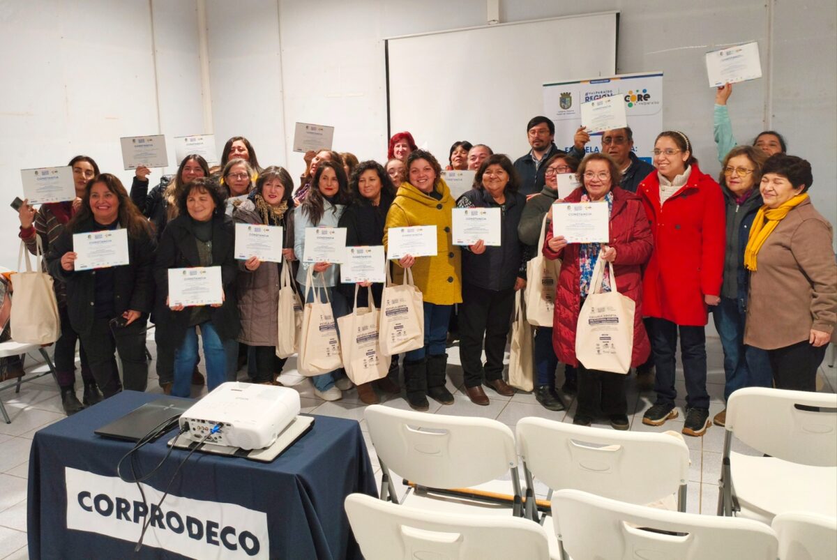Participantes de la Escuela Abierta sosteniendo sus constancias de participación.