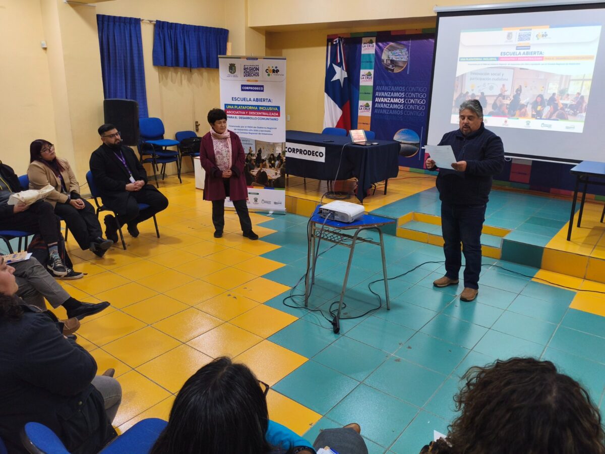 Exposición de proyectos comunitarios ante autoridades locales.