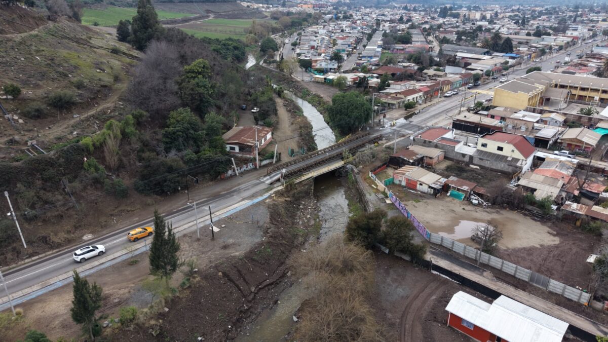 Vista aérea del actual Puente Merino en Llay Llay, donde se observa el viaducto y el entorno del cauce.