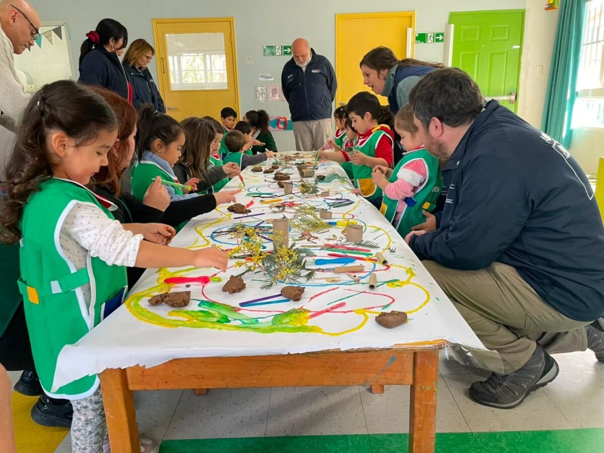 Autoridades observan actividades pedagógicas en el Jardín Infantil Poki Tane.