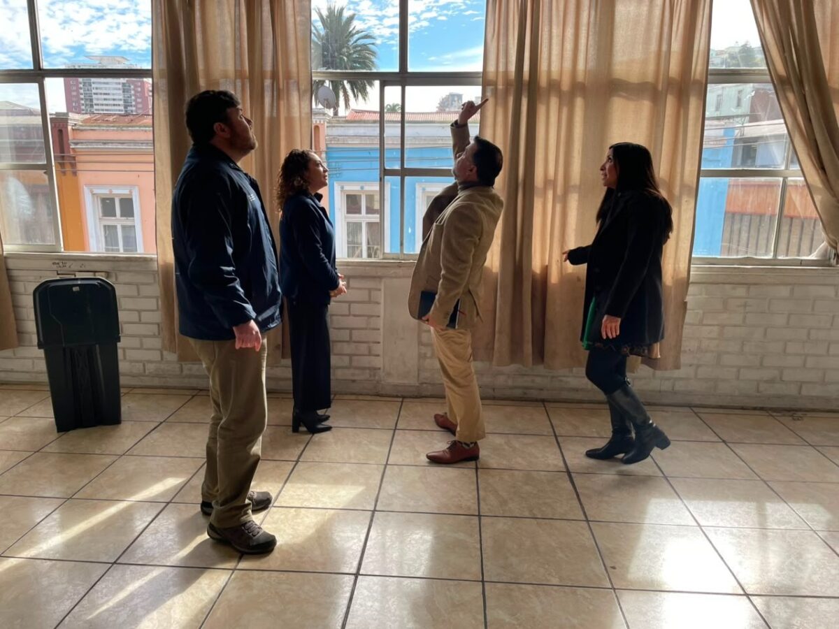 Autoridades inspeccionan infraestructura afectada en establecimiento educacional.