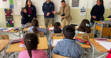 Autoridades visitan sala de clases en la Escuela Gaspar Cabrales tras el temporal.