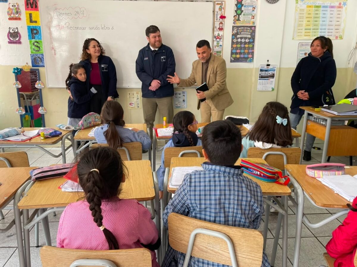 Autoridades visitan sala de clases en la Escuela Gaspar Cabrales tras el temporal.