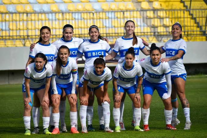 Equipo de fútbol femenino posando para una fotografía grupal.