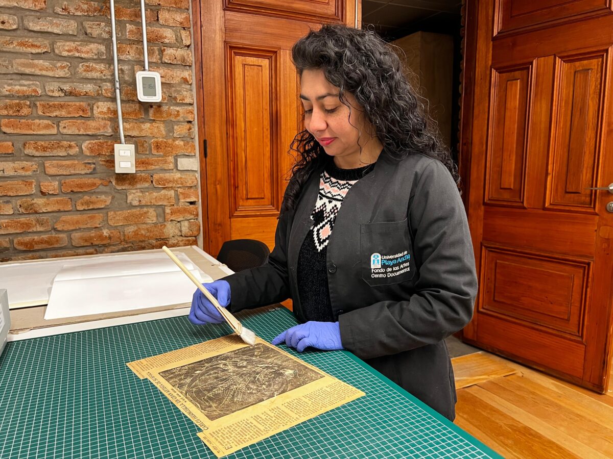 Melisa Jaimes, encargada del Centro Documental, trabajando en la conservación de documentos históricos.