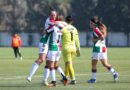 Jugadoras de fútbol celebrando un gol en el campo de juego.
