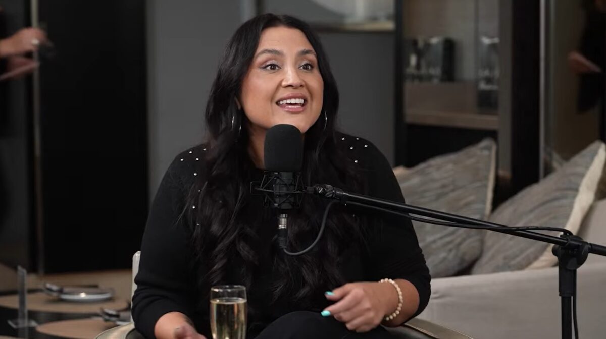 Pamela Leiva conversando sobre sus proyectos y salud en el podcast.