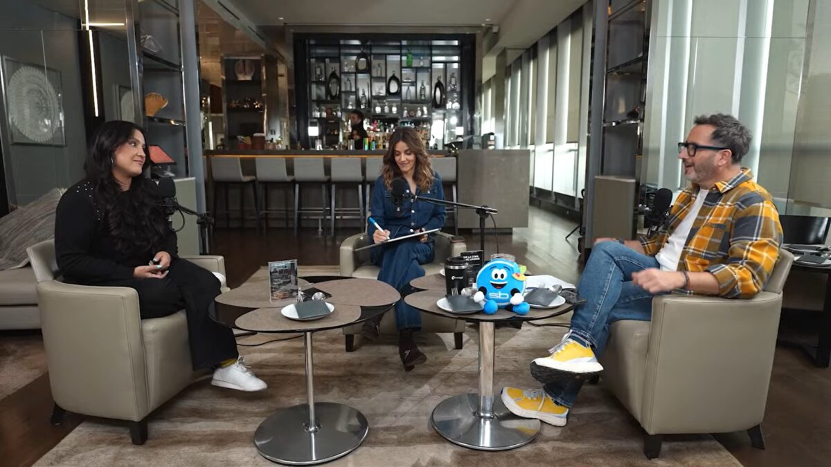 Pamela Leiva junto a María Luisa Godoy y Eduardo Fuentes en el podcast Mari con Edu.