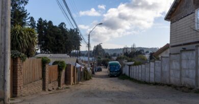Calle de tierra en Avenida Sexta Sur en Placilla de Peñuelas, Valparaíso.