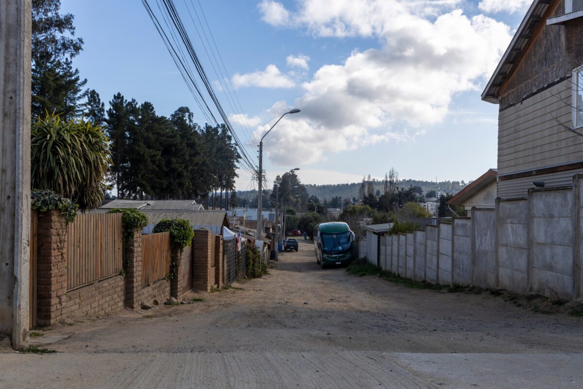 Calle de tierra en Avenida Sexta Sur en Placilla de Peñuelas, Valparaíso.