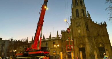 Grúa pluma instalada frente a la Iglesia Los Carmelitas de Viña del Mar durante el operativo de retiro de la cruz.