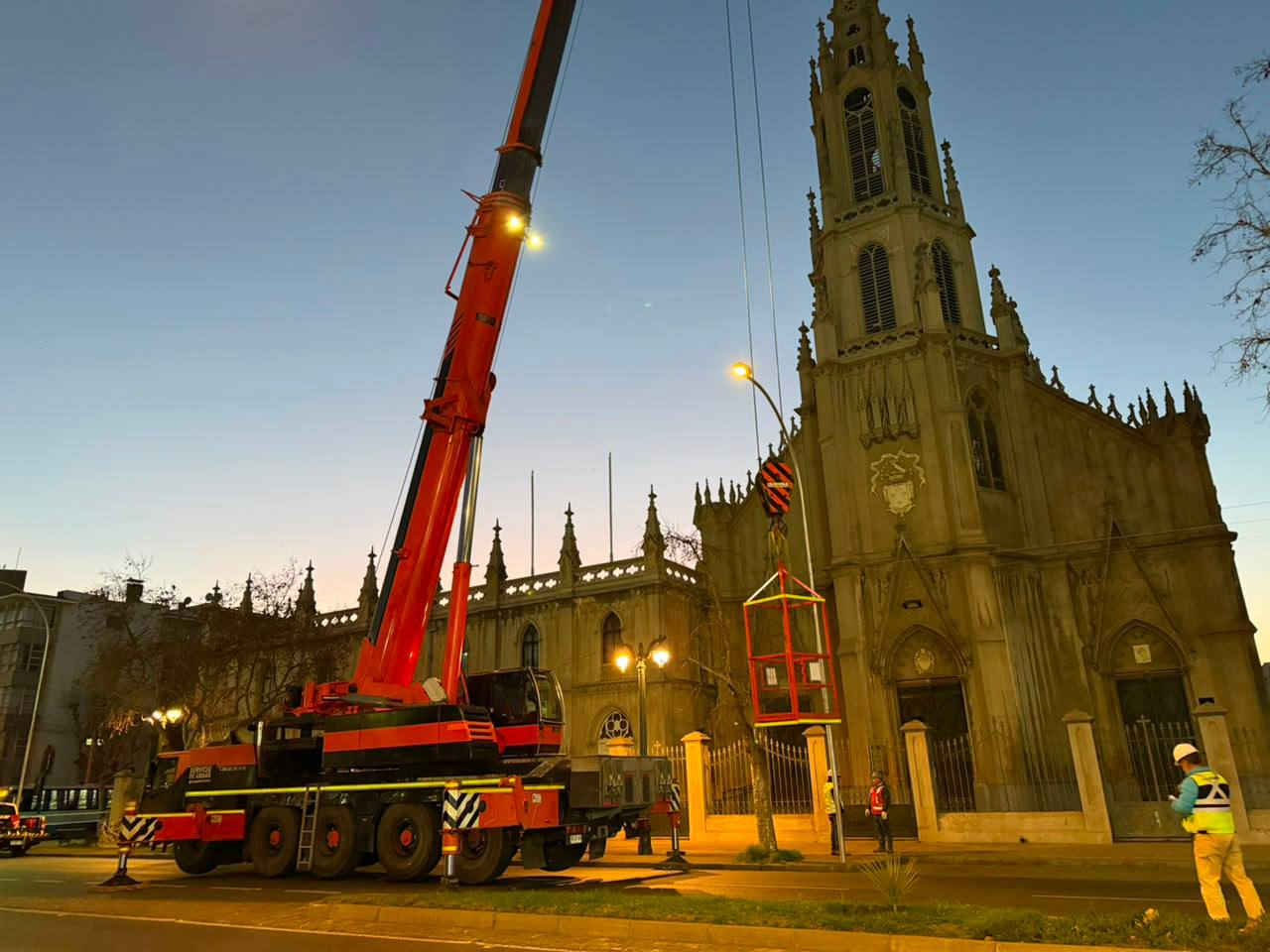 Grúa pluma instalada frente a la Iglesia Los Carmelitas de Viña del Mar durante el operativo de retiro de la cruz.