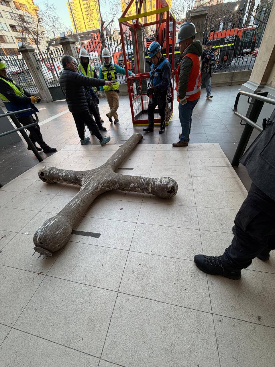La cruz de la Iglesia Los Carmelitas en el suelo tras ser retirada exitosamente por los equipos de emergencia.