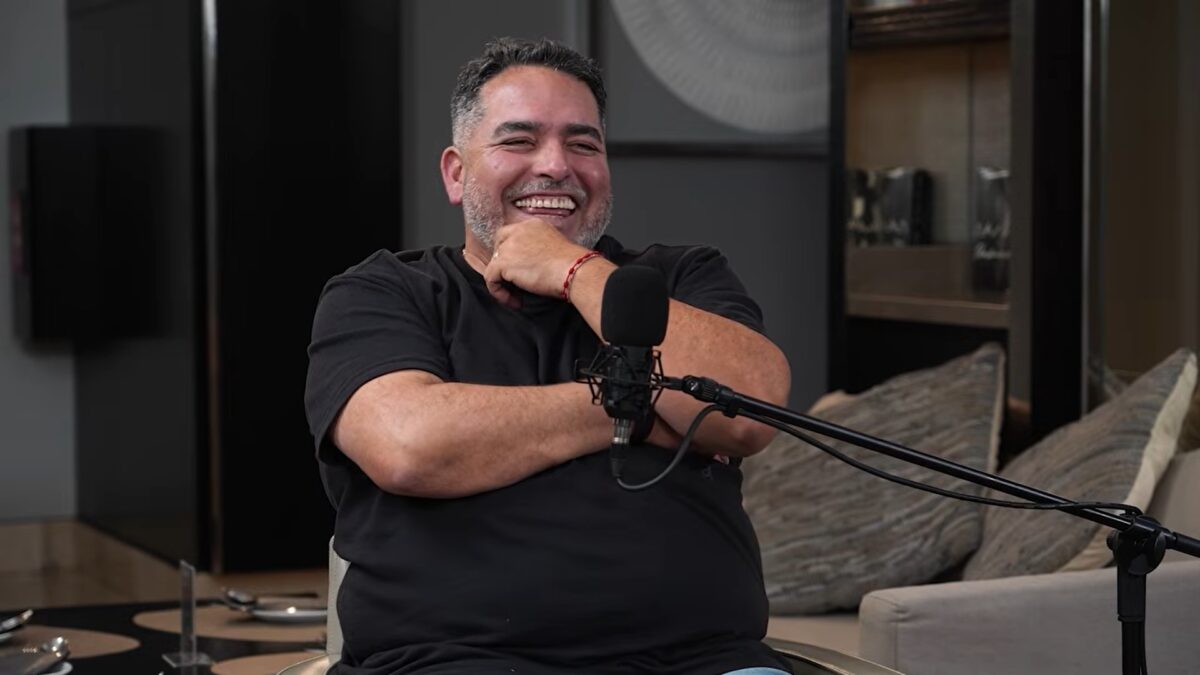 Rodrigo Villegas riendo durante la conversación.