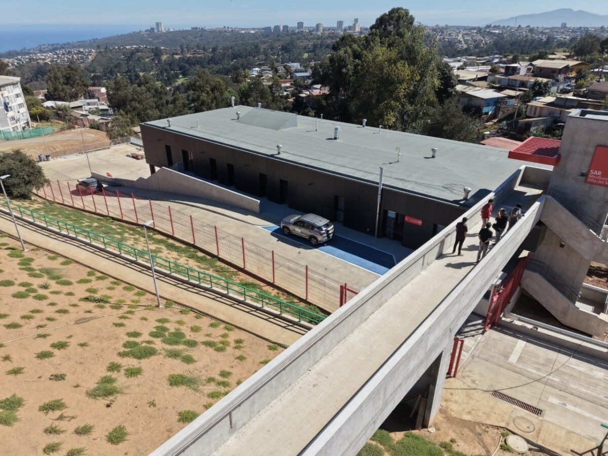 Vista aérea del nuevo edificio del Servicio de Alta Resolutividad SAR Miraflores en Viña del Mar.