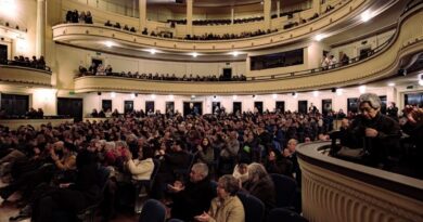 Vista interior del Teatro Municipal de Viña del Mar con público aplaudiendo durante una función.