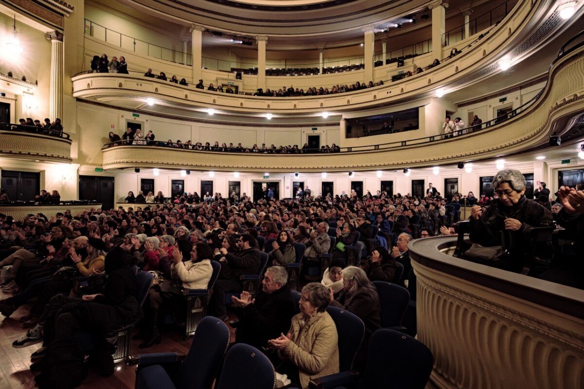 Vista interior del Teatro Municipal de Viña del Mar con público aplaudiendo durante una función.