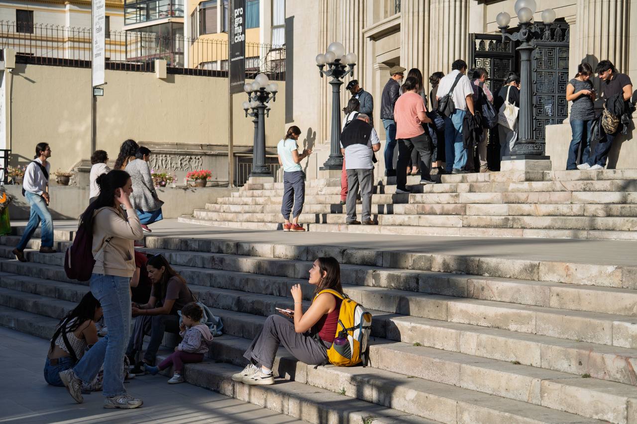 Personas en la escalinata de acceso al Teatro Municipal de Viña del Mar.
