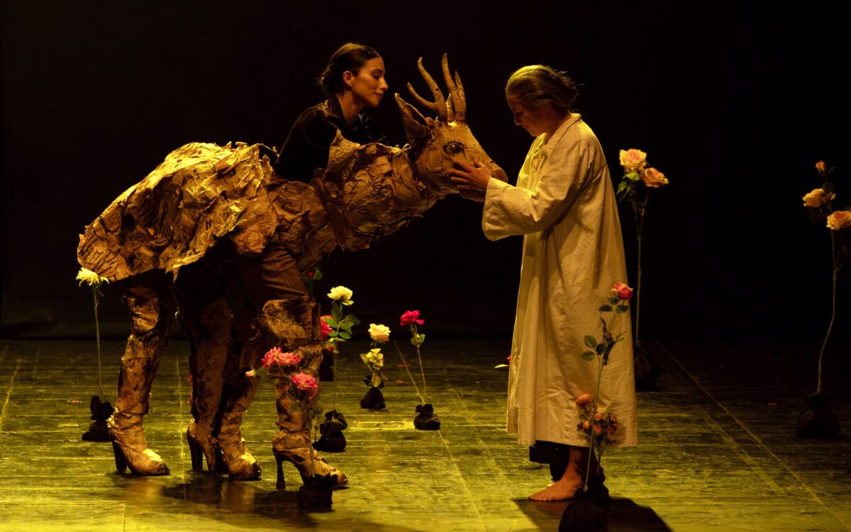Escena de una obra de teatro con actores y elementos escenográficos.