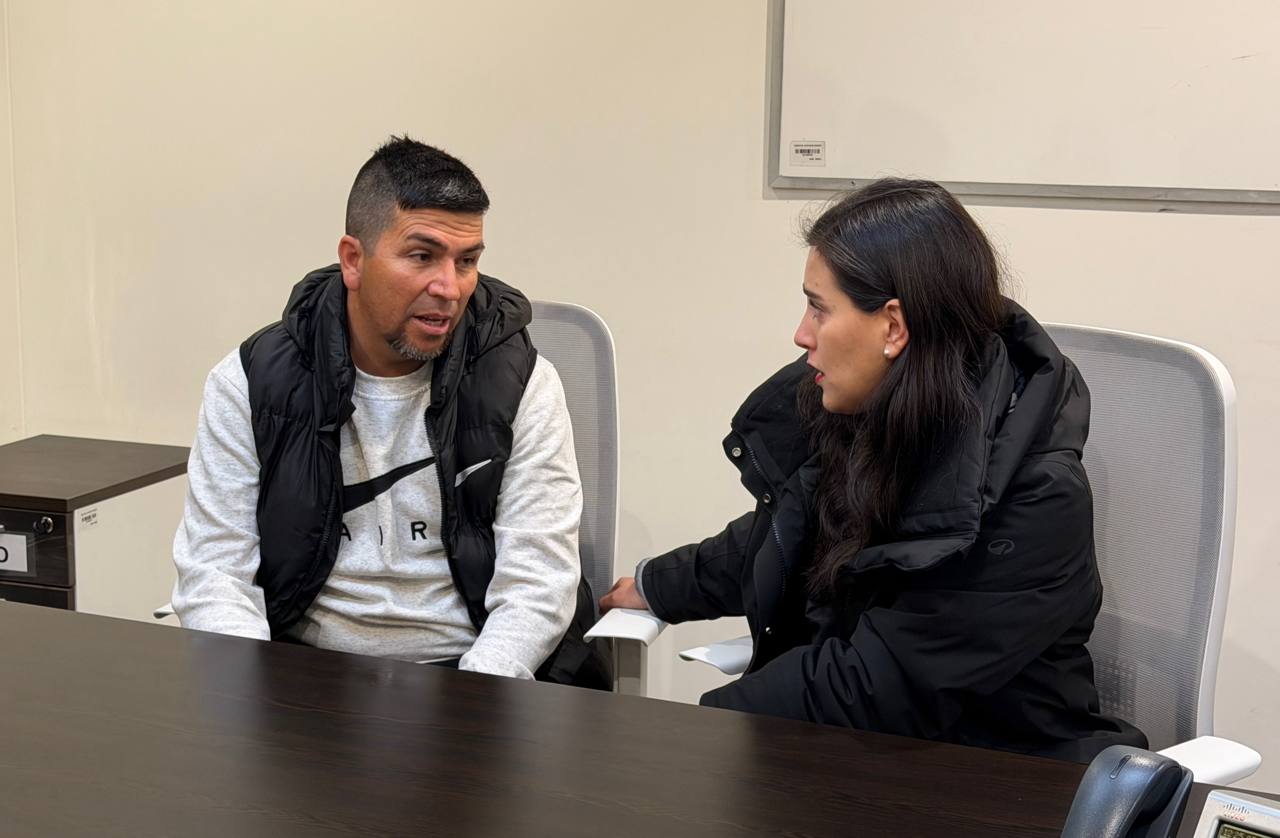 La alcaldesa de Viña del Mar conversando con el padre de los menores afectados.