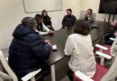 La alcaldesa Macarena Ripamonti junto a autoridades y familiares en el Hospital Gustavo Fricke.