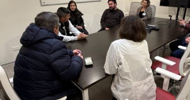 La alcaldesa Macarena Ripamonti junto a autoridades y familiares en el Hospital Gustavo Fricke.
