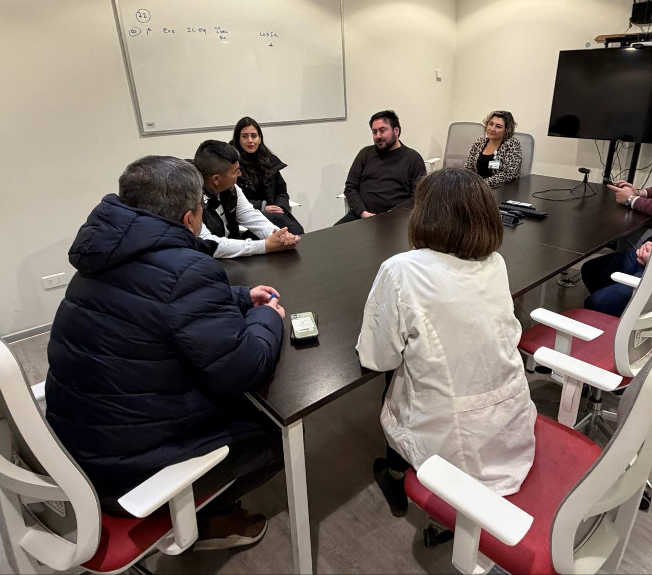 La alcaldesa Macarena Ripamonti junto a autoridades y familiares en el Hospital Gustavo Fricke.