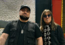 Daniel Devita y Adrián Barilari posan juntos en estudio de grabación.