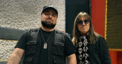 Daniel Devita y Adrián Barilari posan juntos en estudio de grabación.