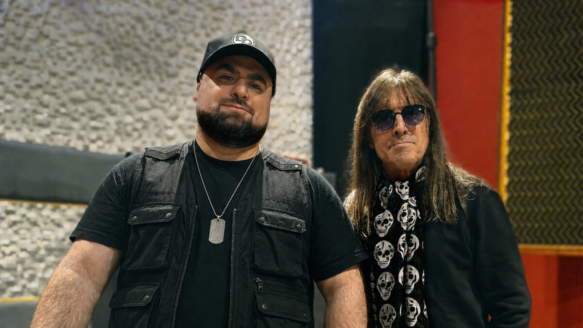 Daniel Devita y Adrián Barilari posan juntos en estudio de grabación.