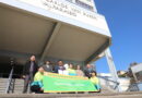 Representantes del Hospital Carlos van Buren y voluntarios de ASEZ WAO posan frente al recinto hospitalario.