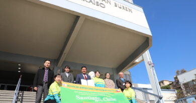 Representantes del Hospital Carlos van Buren y voluntarios de ASEZ WAO posan frente al recinto hospitalario.