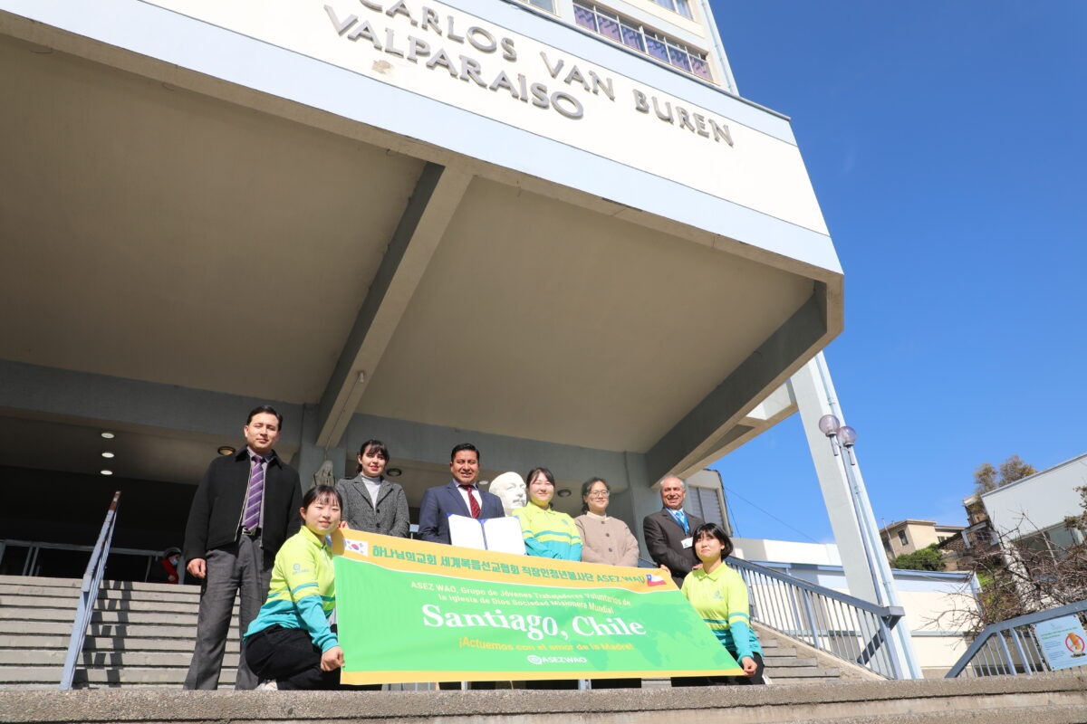 Representantes del Hospital Carlos van Buren y voluntarios de ASEZ WAO posan frente al recinto hospitalario.