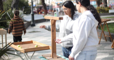 Jóvenes participando en actividades recreativas al aire libre en Valparaíso.