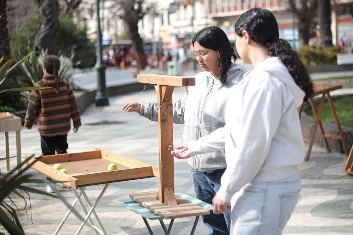 Jóvenes participando en actividades recreativas al aire libre en Valparaíso.